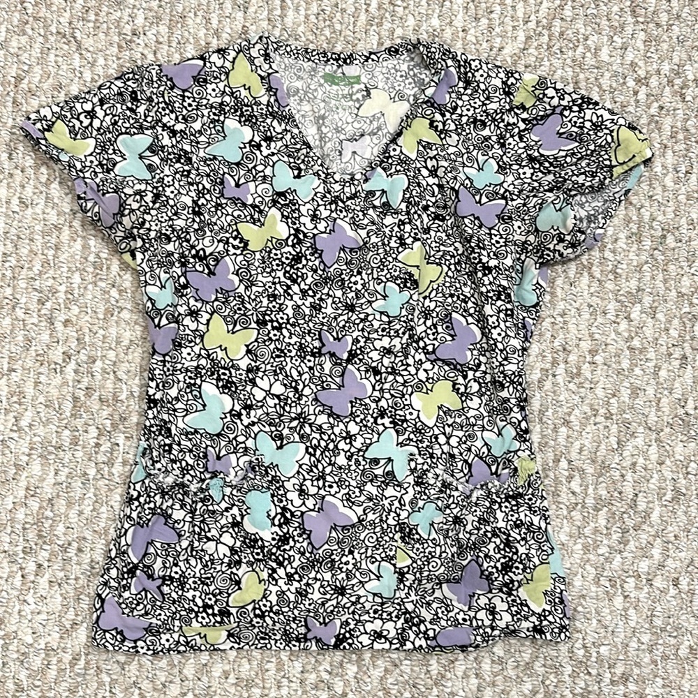 🔥Health pro scrub top multicolour with butterfly’s XS